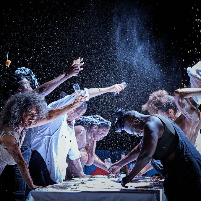 Comédiennes de Carte noire nommée désir autour d'une table en train de jeter de la poudre blanche en l'air.