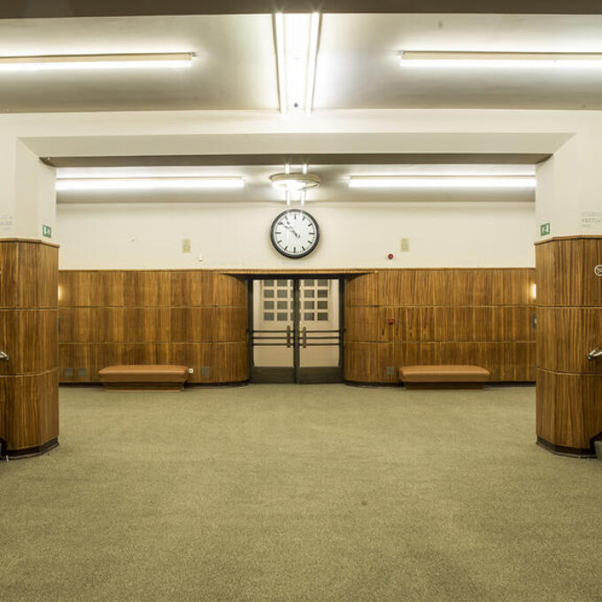 Intérieur de la salle de spectacle Flagey, avec deux escaliers et de la moquette kaki.