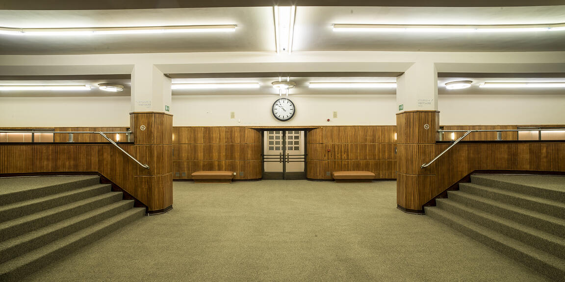 Intérieur de la salle de spectacle Flagey, avec deux escaliers et de la moquette kaki.