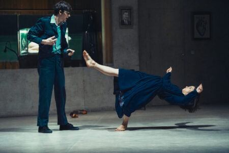 Photo promotionnelle de la compagnie Peeping Tom prise pendant une représentation du spectacle de danse Mother.