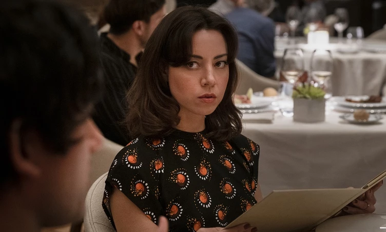 Image du trailer de White Lotus : Harper (Audrey plaza) à table au restaurant de l'hôtel