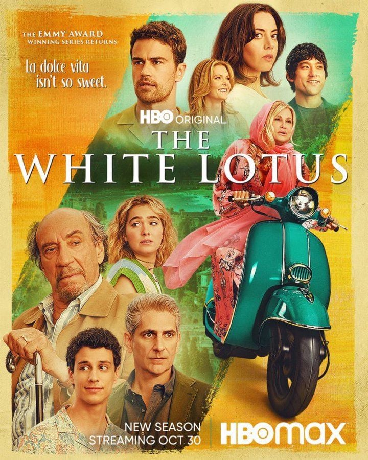 Image du trailer de White Lotus : Harper (Audrey plaza) à table au restaurant de l'hôtel