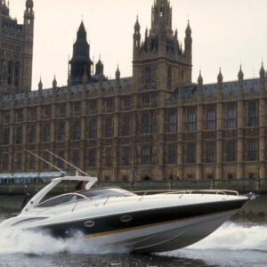 Scène de la célèbre poursuite en bateau sur la Tamise tirée du film de James Bond 