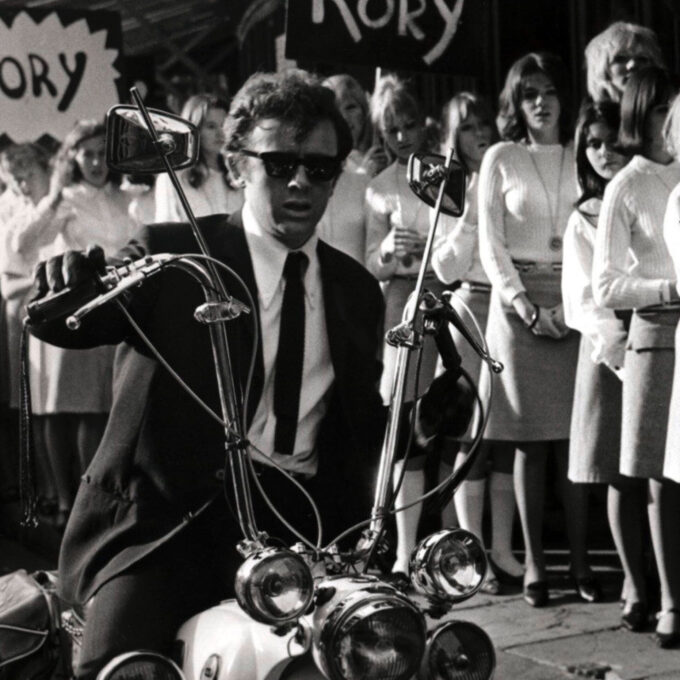 Photo iconique en noir et blanc de Michael Caine dans le film 