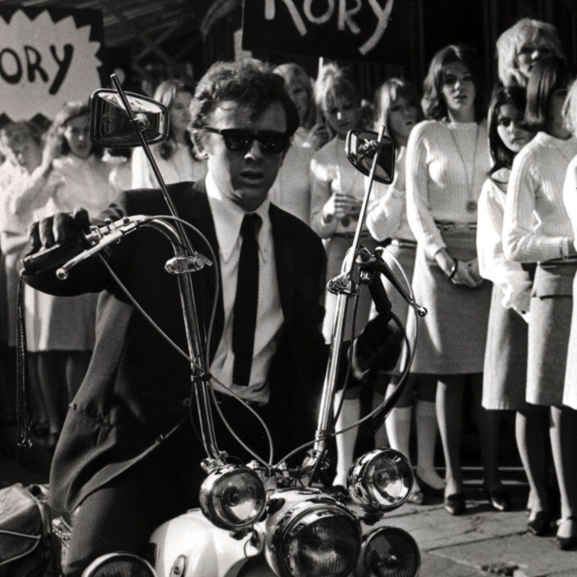 Photo iconique en noir et blanc de Michael Caine dans le film 