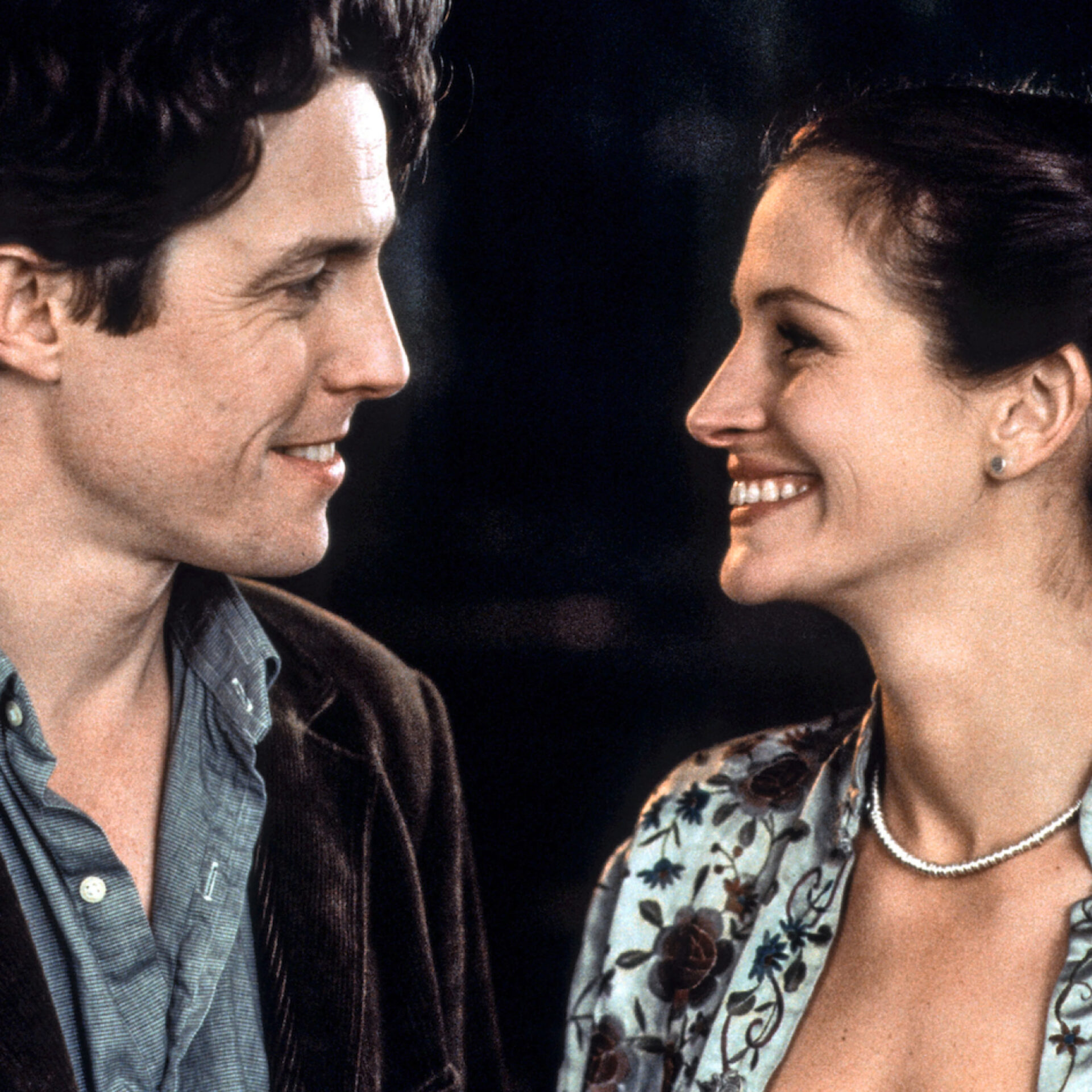 Hugh Grant et Julia Roberts se sourient dans une scène du film 