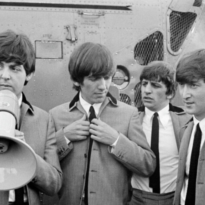 Photo en noir et blanc des Beatles pendant le tournage du film Hard Days Nights.