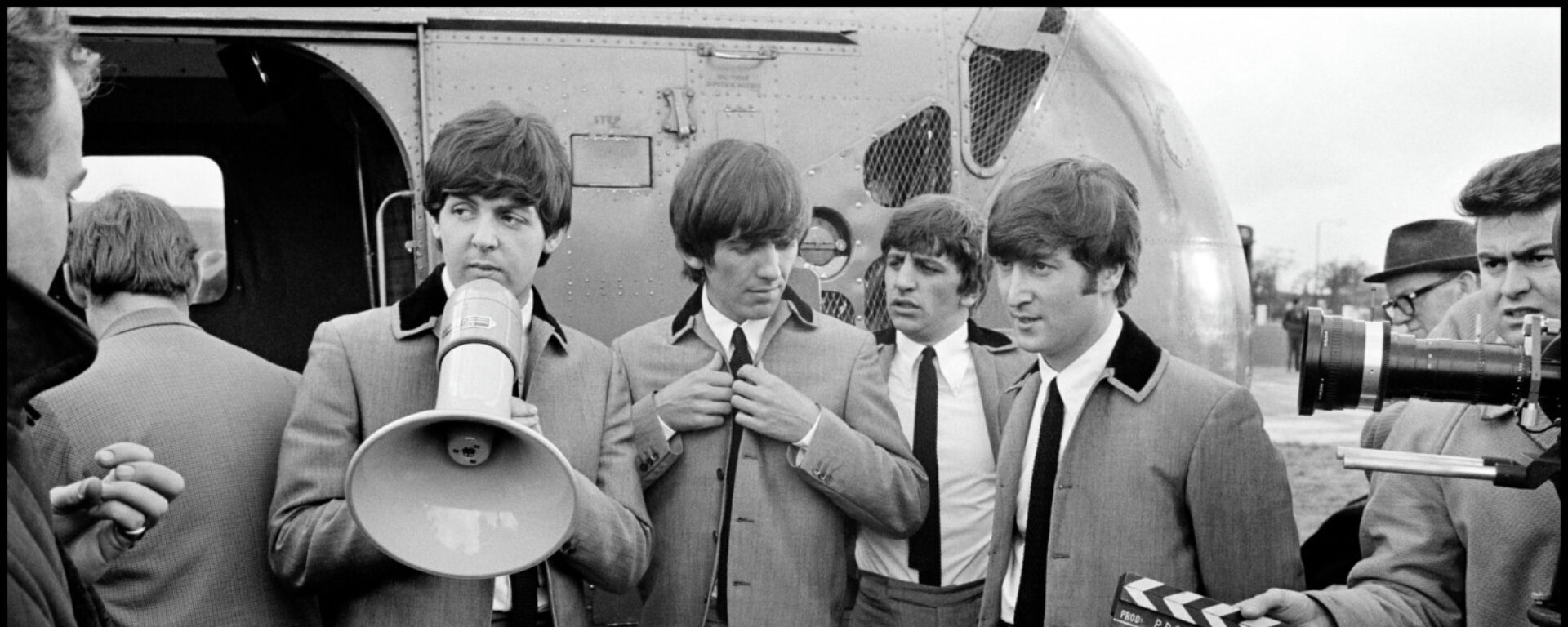 Photo en noir et blanc des Beatles pendant le tournage du film Hard Days Nights.