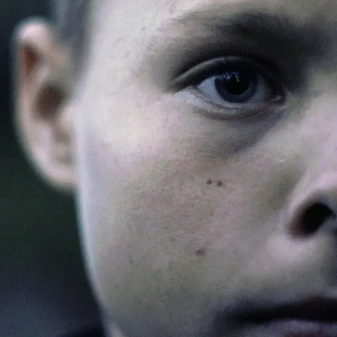 Zoom sur la moitié gauche du visage d'un enfant extrait du documentaire Arte : 